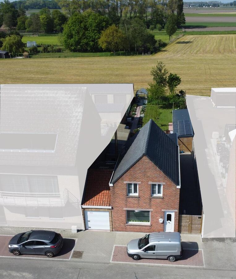 Instapkare woning met diepe tuin en garage te Koekelare 