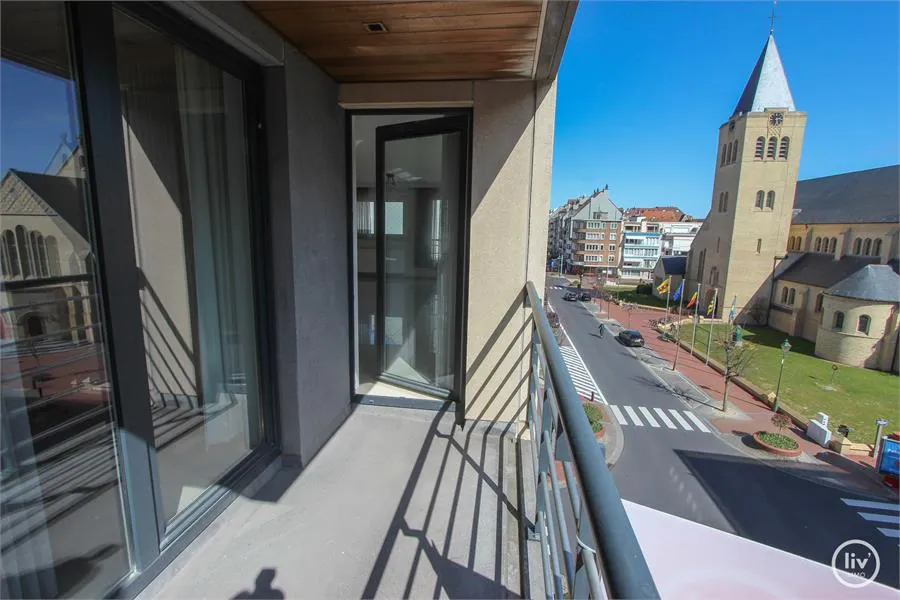 Appartement d'angle situé très centrale bénéficiant d'une vue ouverte sur l'avenue Dumortier avec une terrasse étrange.