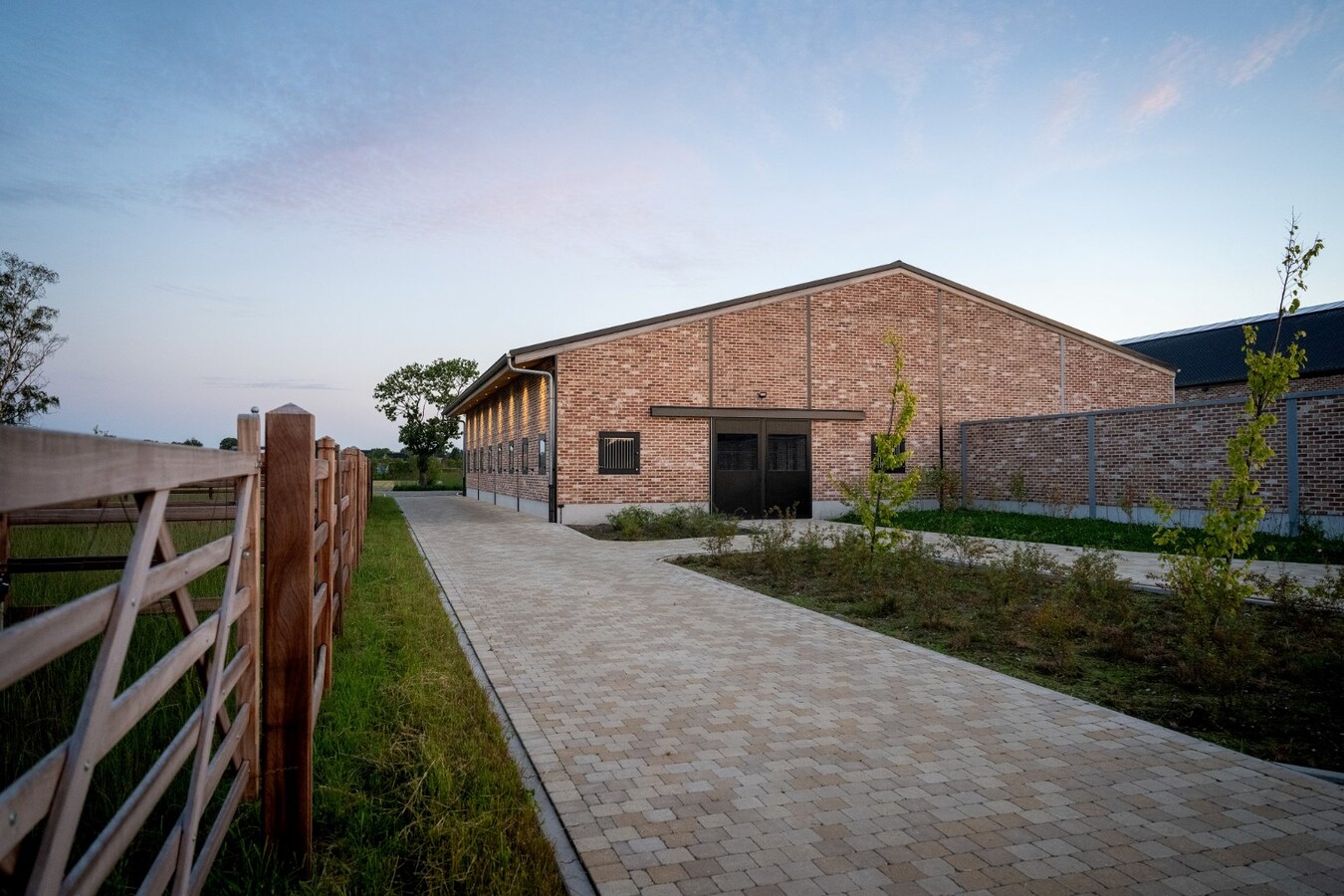 Exclusieve professionele hippische accommodatie (nieuwbouw) met villa op ca. 9 ha te Neerpelt 