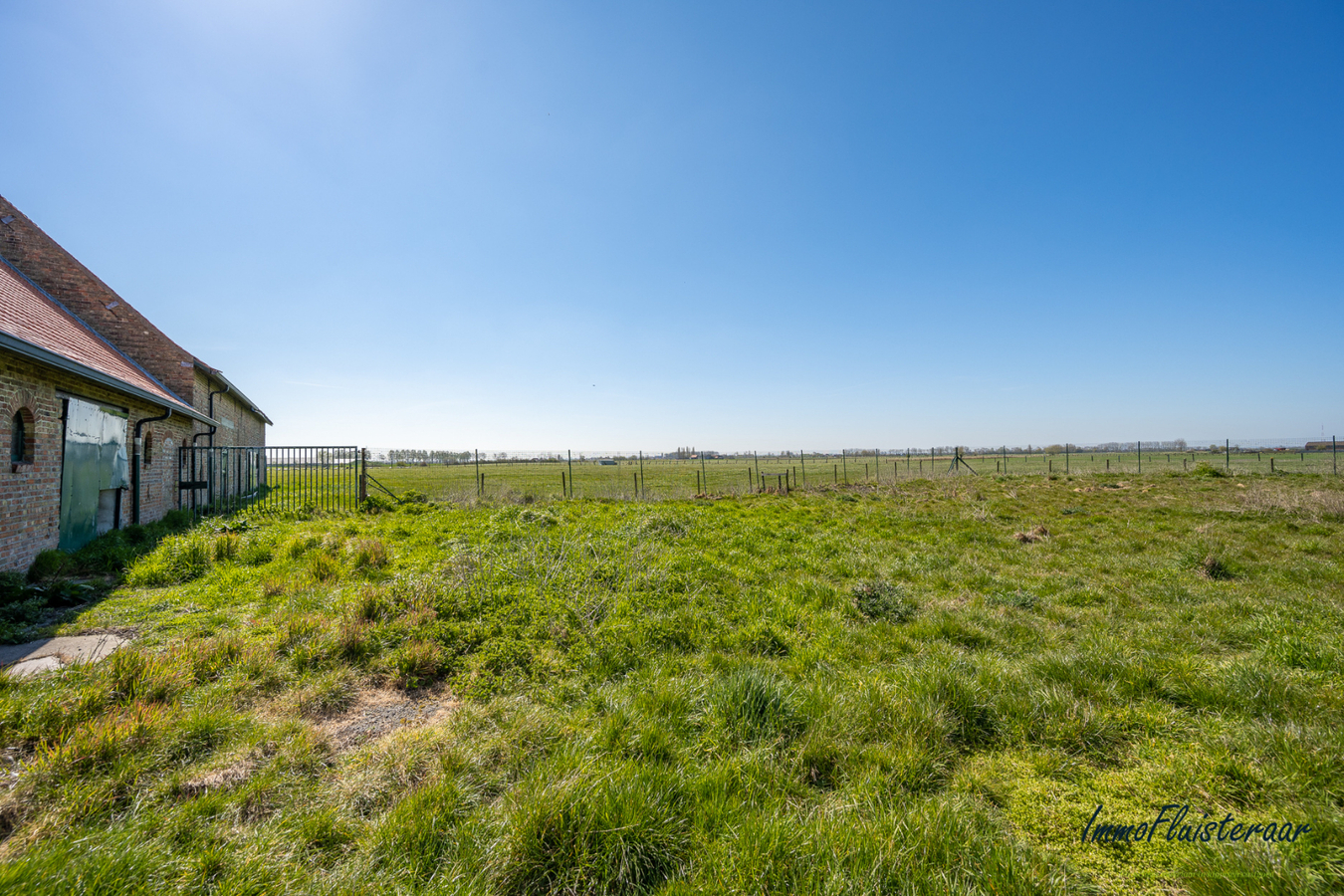 Karakteristieke hoeve met ruime bijgebouwen met tal van mogelijkheden gelegen te Lo-Reninge op 3,5ha. 