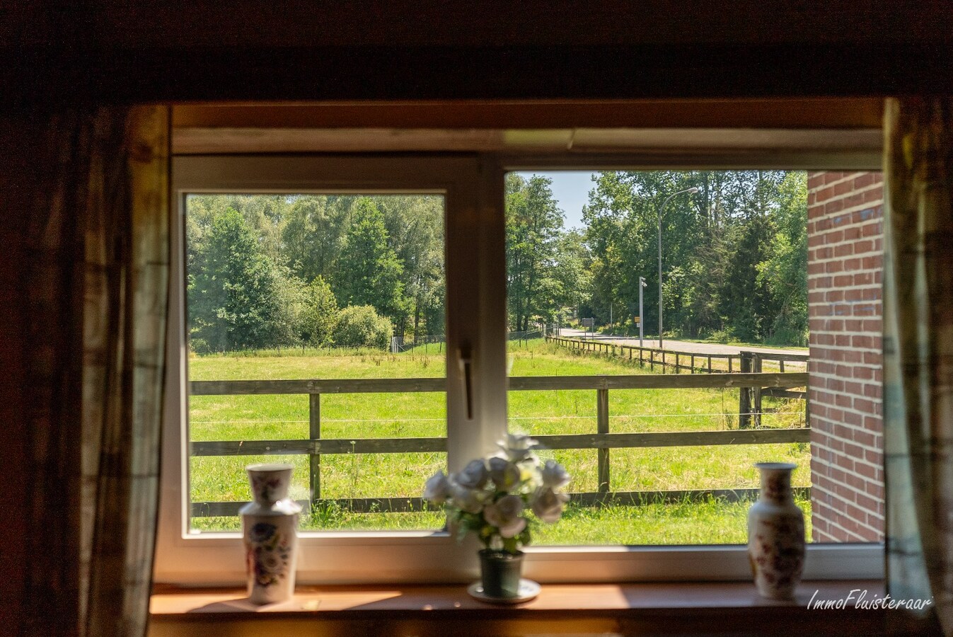 Charmante maison avec des &#233;curies pour chevaux sur environ .. are &#224; Peer. 