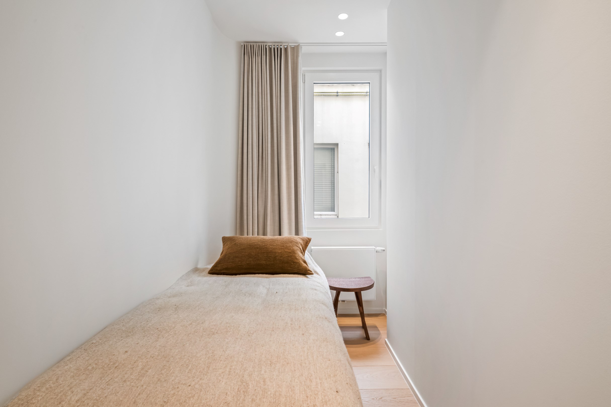 Appartement de trois chambres &#233;l&#233;gamment r&#233;nov&#233; avec vue d&#233;gag&#233;e sur la Kustlaan. 