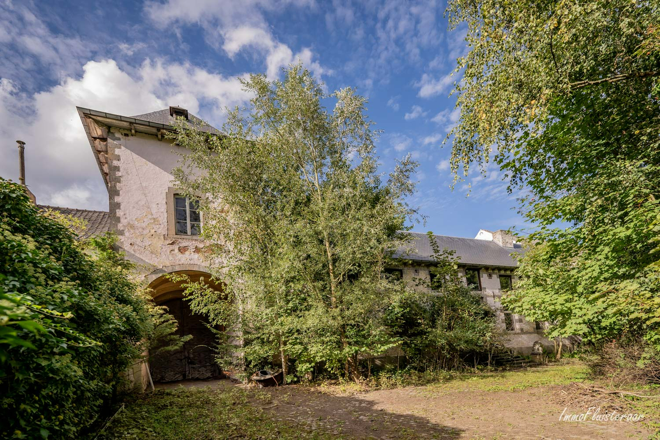 Te renoveren karaktervolle historische hoevewoning met stallingen, binnenkoer, dreef en weiland op ca. 1,36ha te Rebecq (Waals-Brabant) 