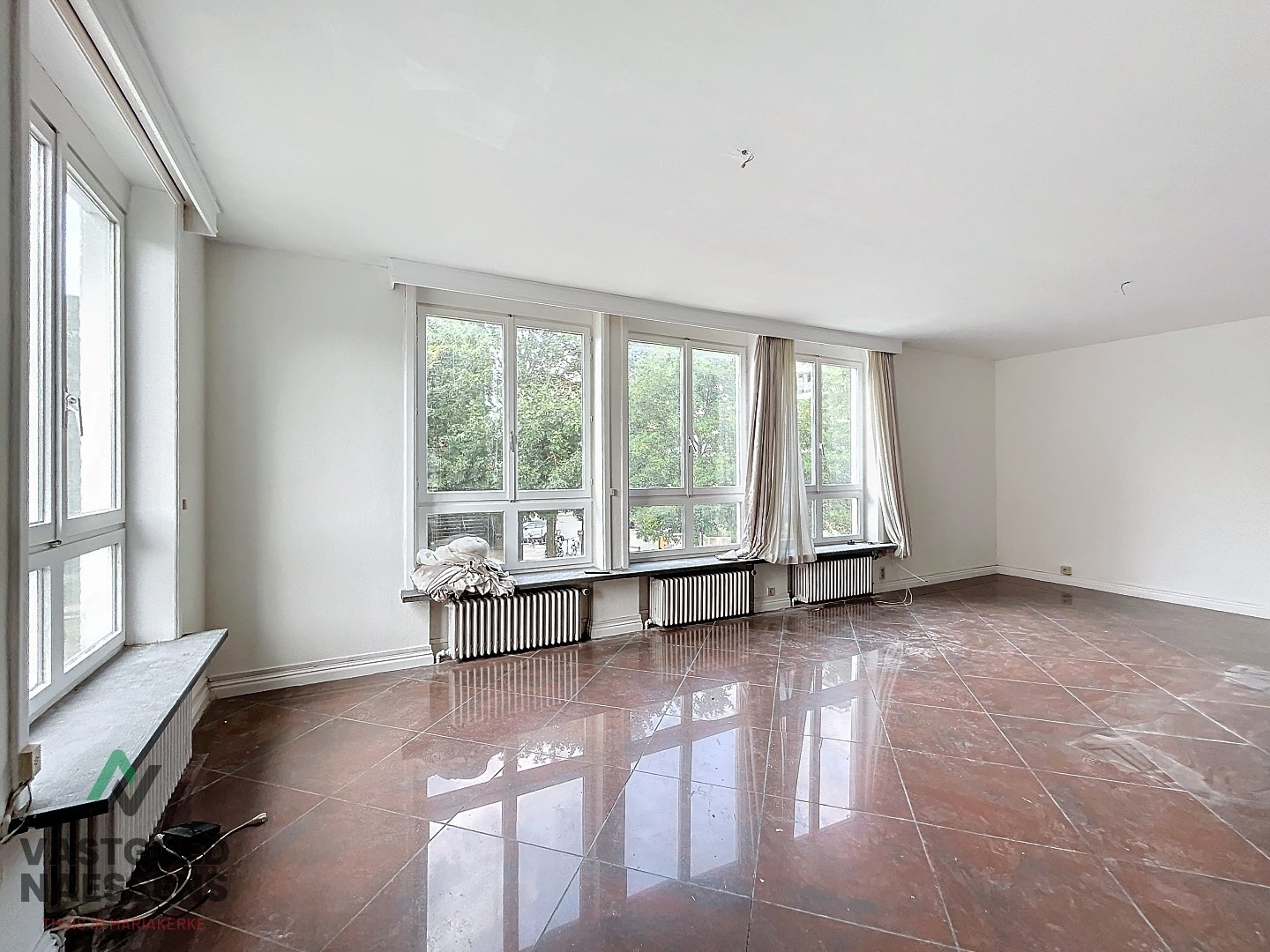 Maison d&#39;angle avec entrep&#244;t - garage - 5 chambres &#224; coucher et terrasse 