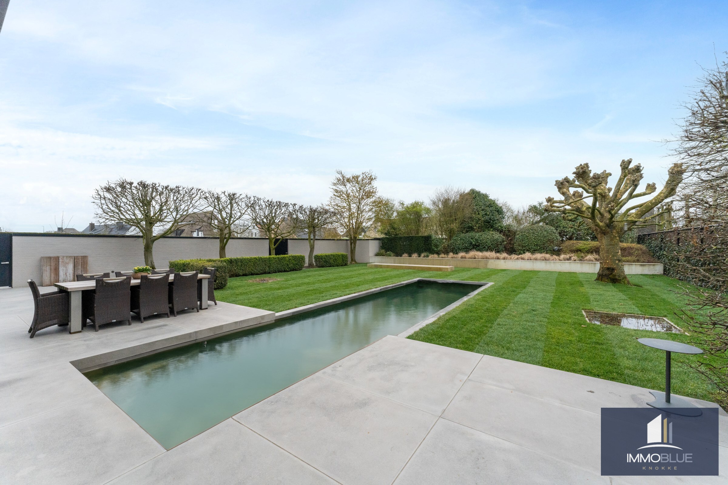 Spacieuse et &#233;l&#233;gante villa avec beaucoup d&#39;intimit&#233; et un jardin orient&#233; au soleil, situ&#233;e dans un quartier r&#233;sidentiel de Knokke. 