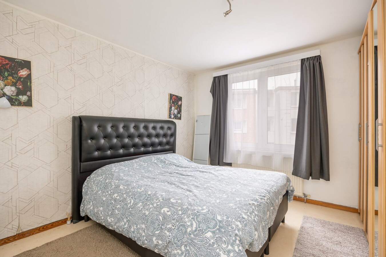Opbrengsteigendom met 5 appartementen en 3 garages 