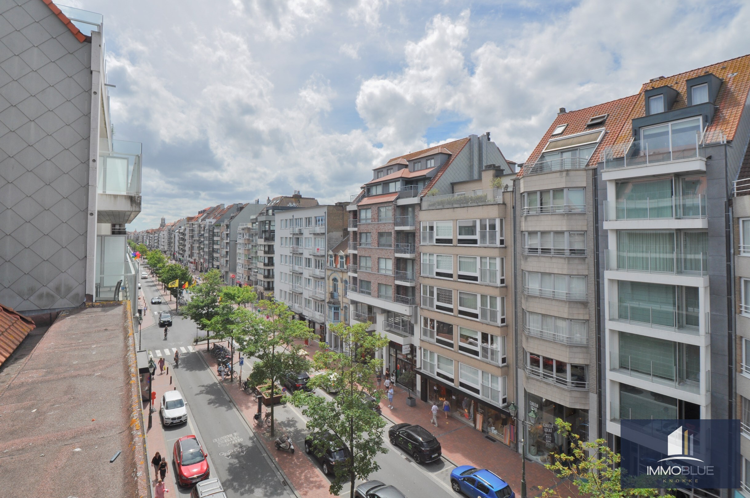 Appartement enti&#232;rement r&#233;nov&#233; situ&#233; dans le centre commercial. 