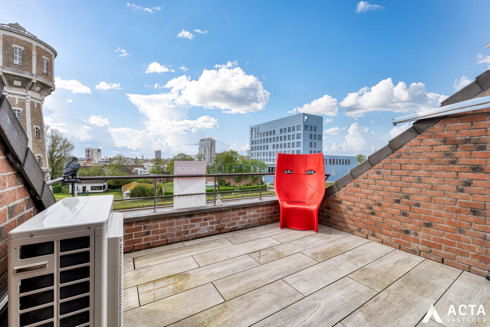 Instapklaar dakappartement met zonnig terras! 