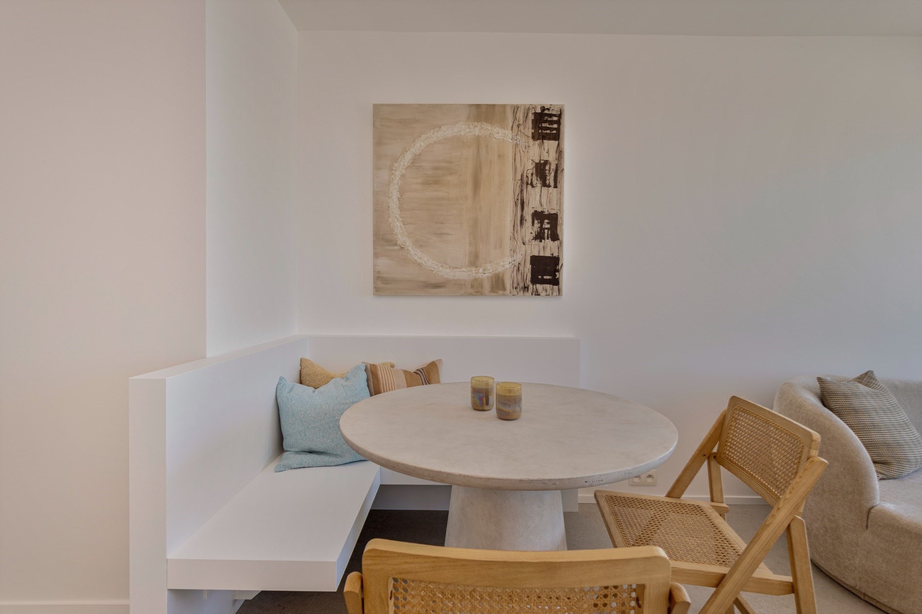 Opendeurdag Zaterdag 02/08 tussen 16u15 en 18u (Zeedijk Albertstrand 536): Gezellig en prachtig gerenoveerd vakantie appartement met frontaal zeezicht. 