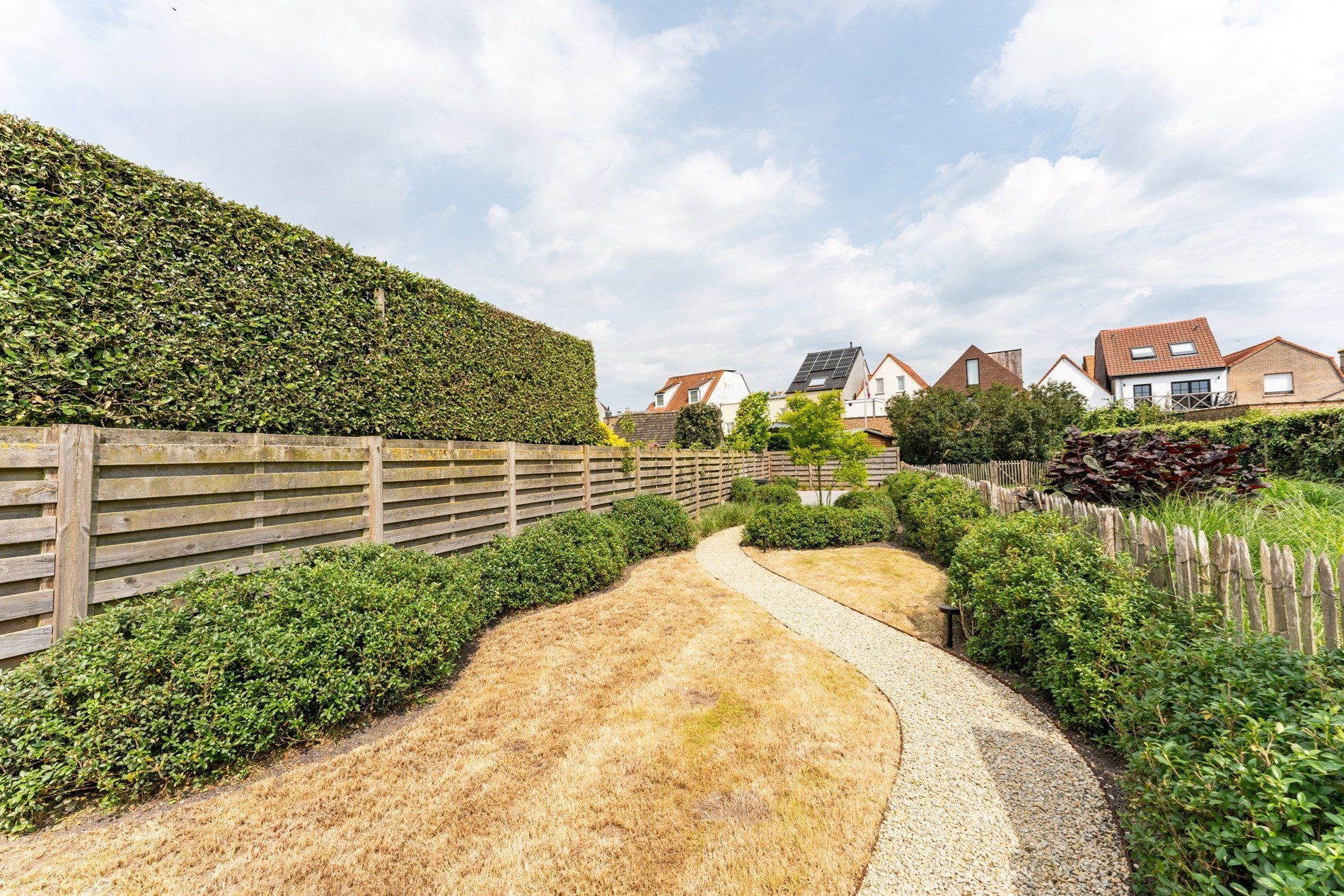 Maison enti&#232;rement r&#233;nov&#233;e avec 4 chambres et jardin enti&#232;rement am&#233;nag&#233; situ&#233;e &#224; la rue Jan Devisch. 