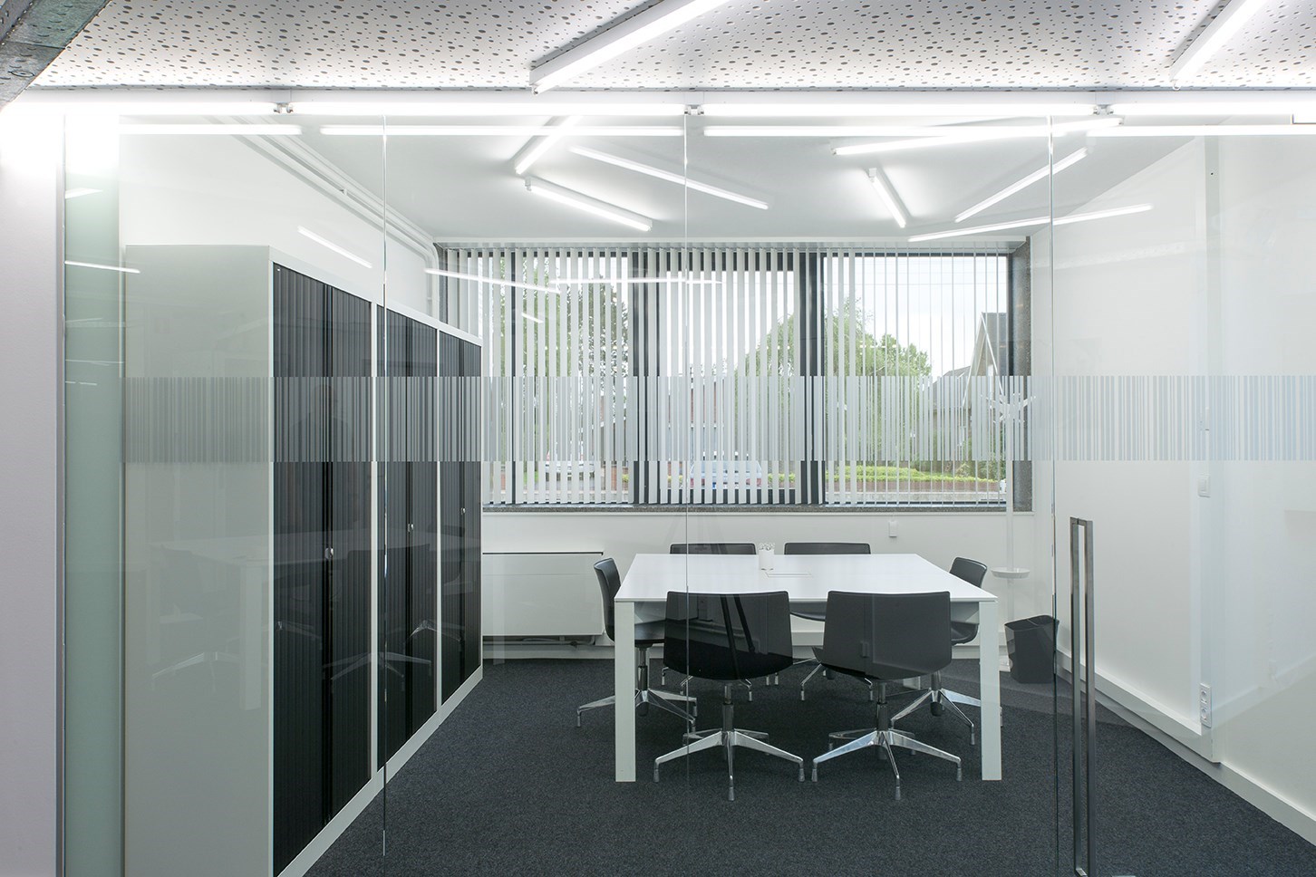 Instapklare kantoorruimte  (32 m&#178;) met parking en alle faciliteiten inclusief, Torhout. 