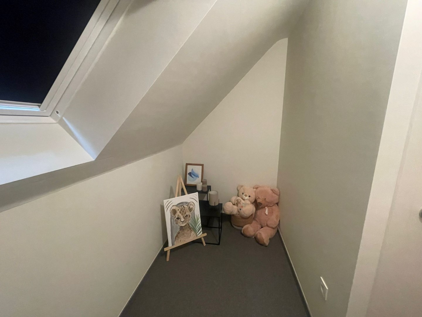 Ruim duplex appartement met 2 slaapkamers en carport te Geel! 