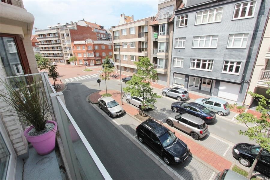 Ongemeubeld - Ruim appartement met 3 volwaardige slaapkamers en dubbele parking in het gebouw, nabij het strand en het Rubensplein. 