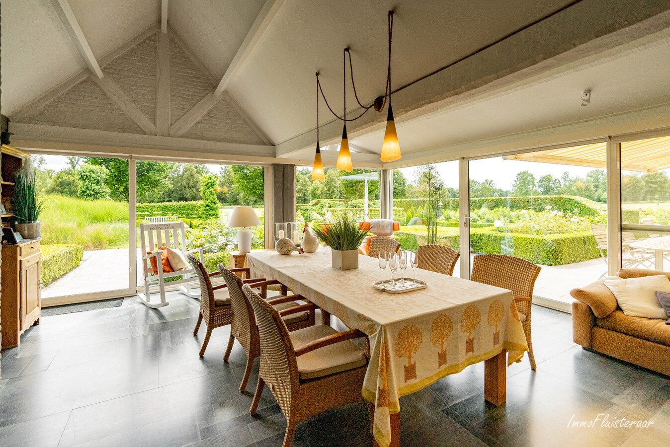 Exclusive country house with stables, swimming pool, and tennis court on an estate of approximately 9 hectares in Retie. 
