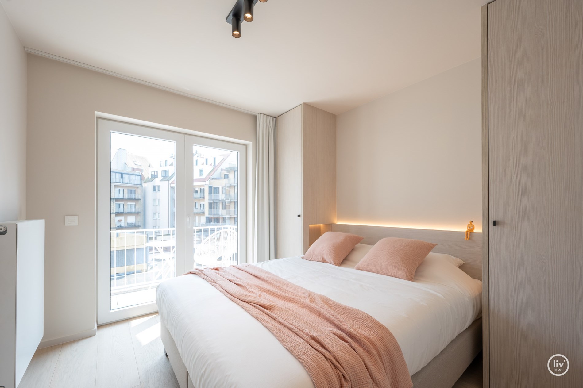 Appartement de 3 chambres r&#233;nov&#233; avec go&#251;t situ&#233; sur la Kustlaan, &#224; proximit&#233; de la place de la Tour de Lumi&#232;re et de la place du Triangle &#224; Knokke. 