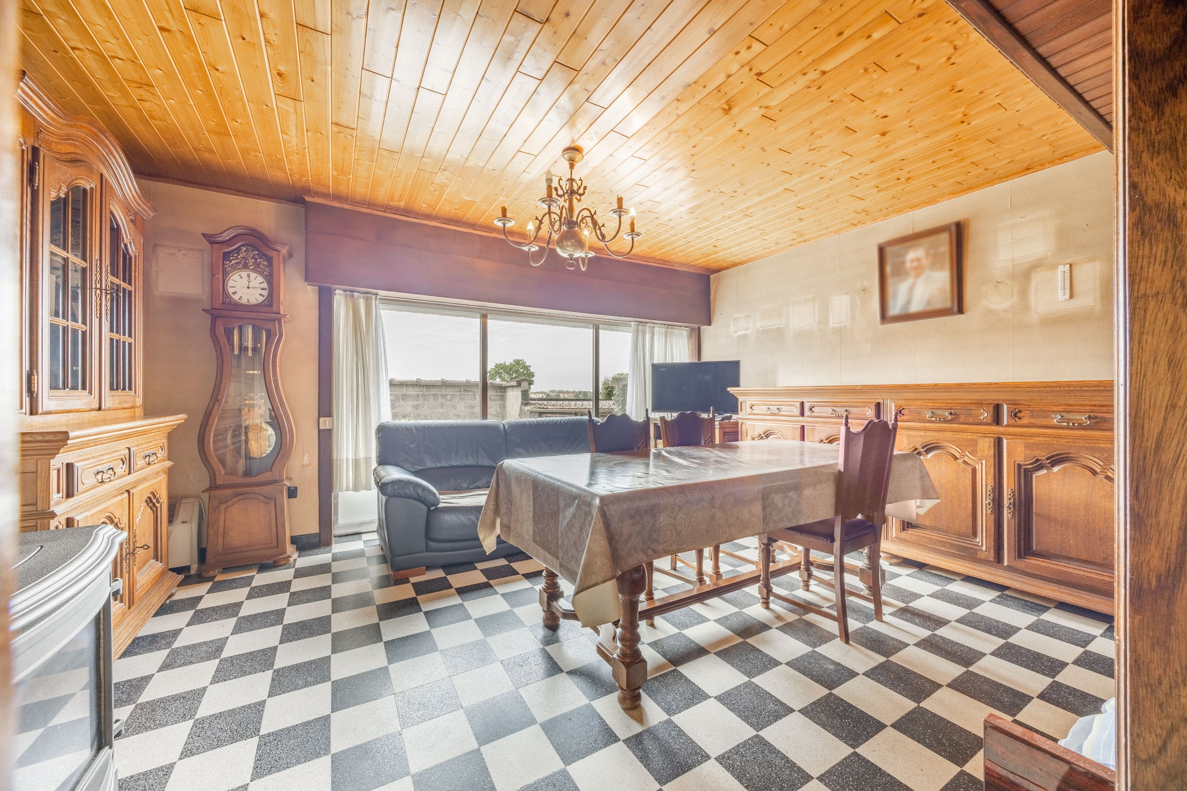 TE RENOVEREN WONING MET GARAGE 