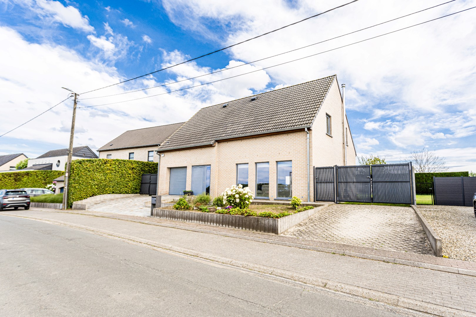 Maison moderne dans un endroit calme, avec 4-5 chambres, garage et jardin 