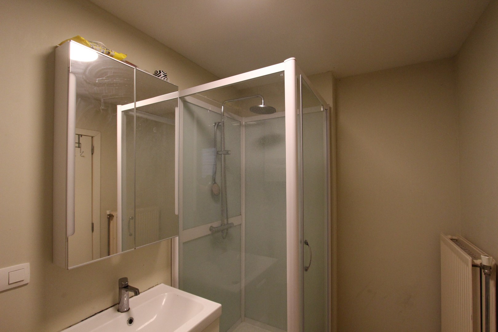 gelijkvloers - badkamer met douche en lavabo