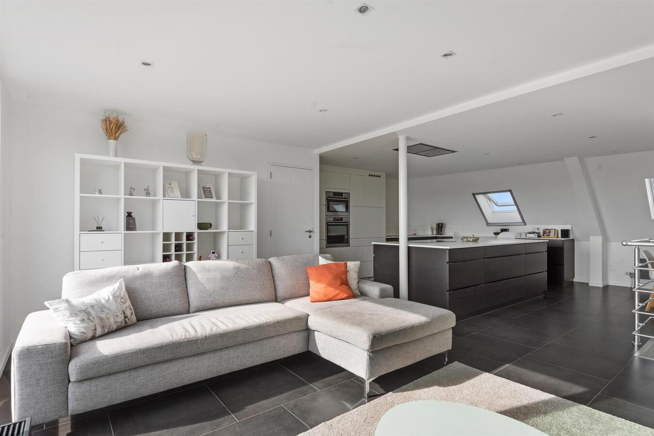 Gerenoveerd duplex appartement met ruim terras! 