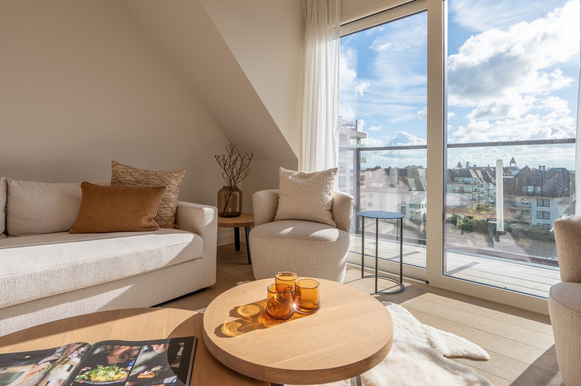 Nieuwbouw duplex appartement met prachtige zichten op de minigolf en zijdelings zeezicht gelegen vlakbij de Kustlaan te Knokke. 