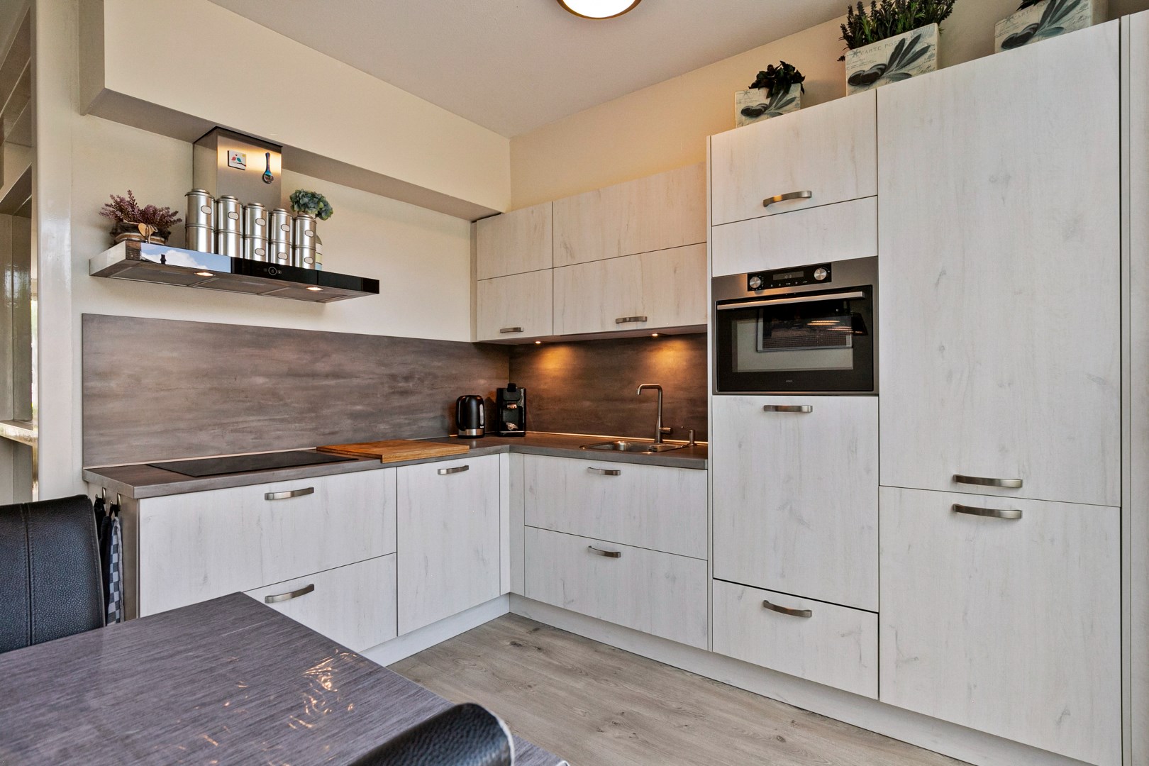 Keurige 6-kamer drive-in woning met moderne keuken, nette badkamer, 5 slaapkamers, zonnige tuin en eigen parkeerplaats! 