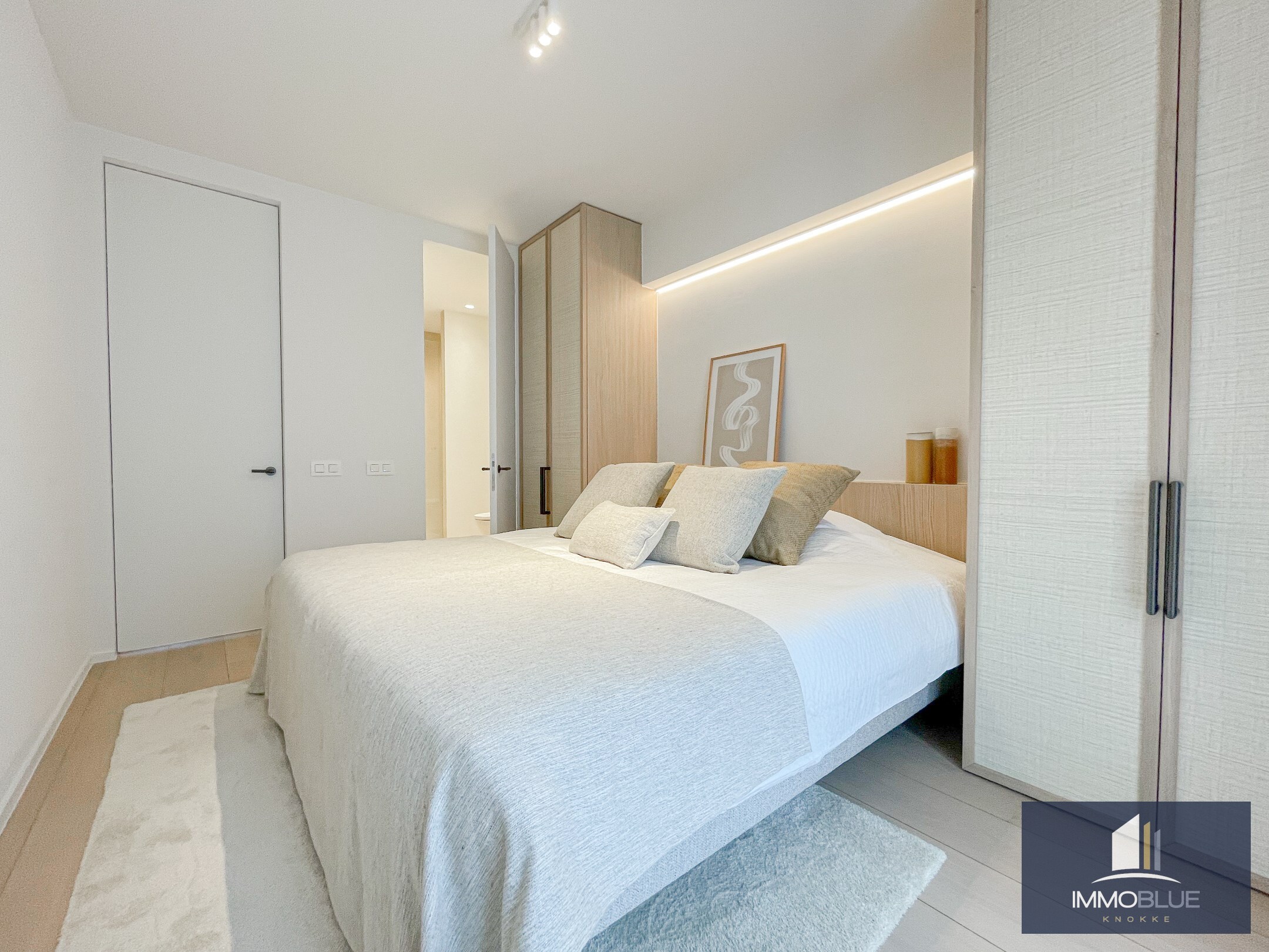 Volledig gerenoveerd, tijdloos appartement met open zicht en een royale gevelbreedte. 