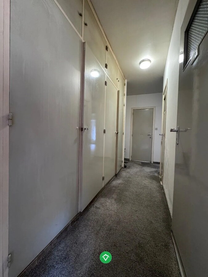 Opbrengsteigendom te koop met ruime garages in Oostende 