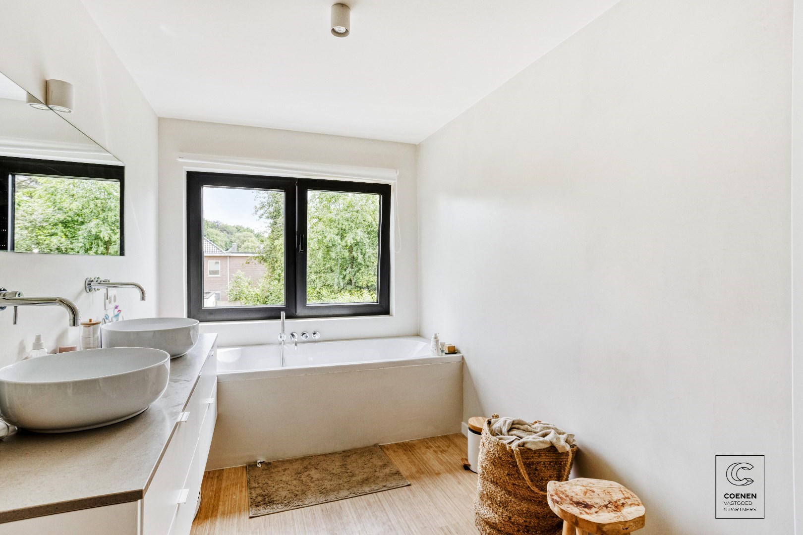 Prachtig volledig gerenoveerde woning met 3 slaapkamers op een TOPlocatie te Schilde! 