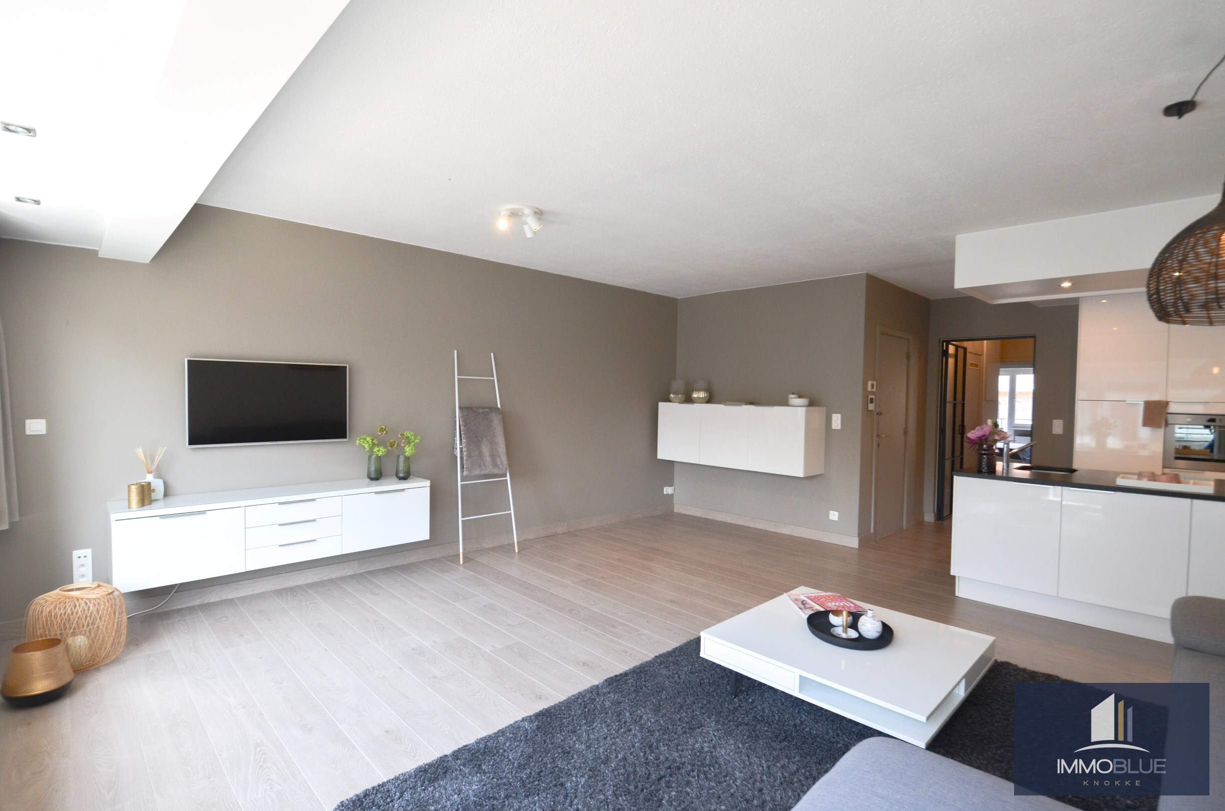 Appartement lumineux pr&#234;t &#224; emm&#233;nager avec une fa&#231;ade d’environ cinq m&#232;tres de large. 