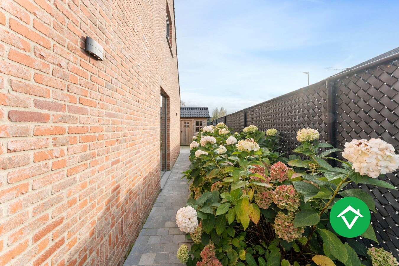 Kwalitatief afgewerkte nieuwbouwwoning met 3 slaapkamers, tuin en garage 
