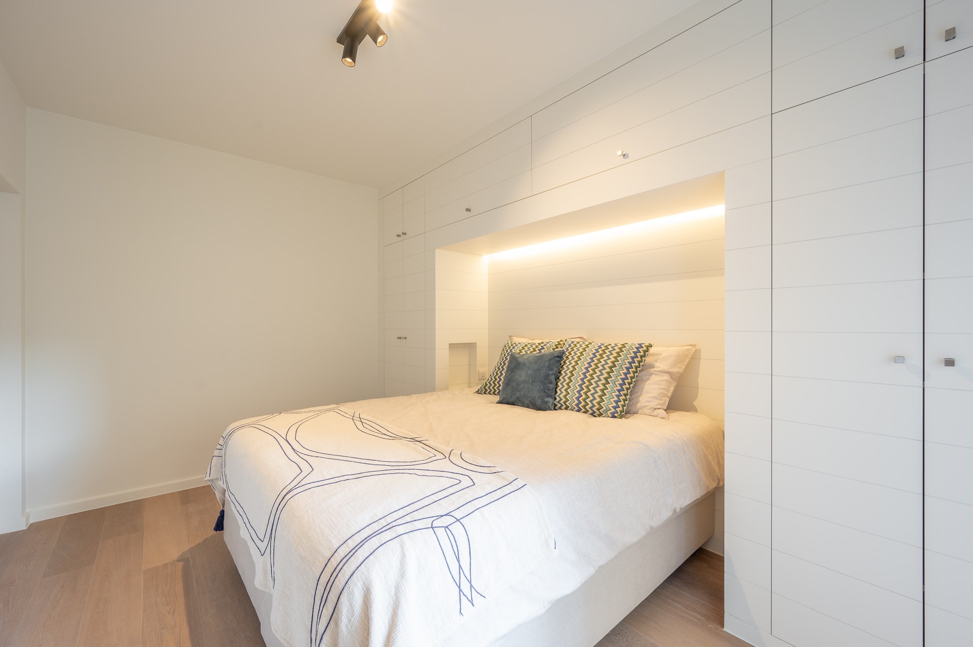 Bel appartement r&#233;nov&#233; avec 2 chambres dans un emplacement de premier choix sur la Kustlaan, pr&#232;s de la place Van &#224; Knokke. 