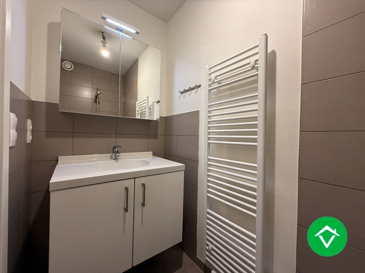Gelijkvloers appartement op een centrale ligging met &#233;&#233;n slaapkamer, tuin en autostaanplaats te Roeselare 