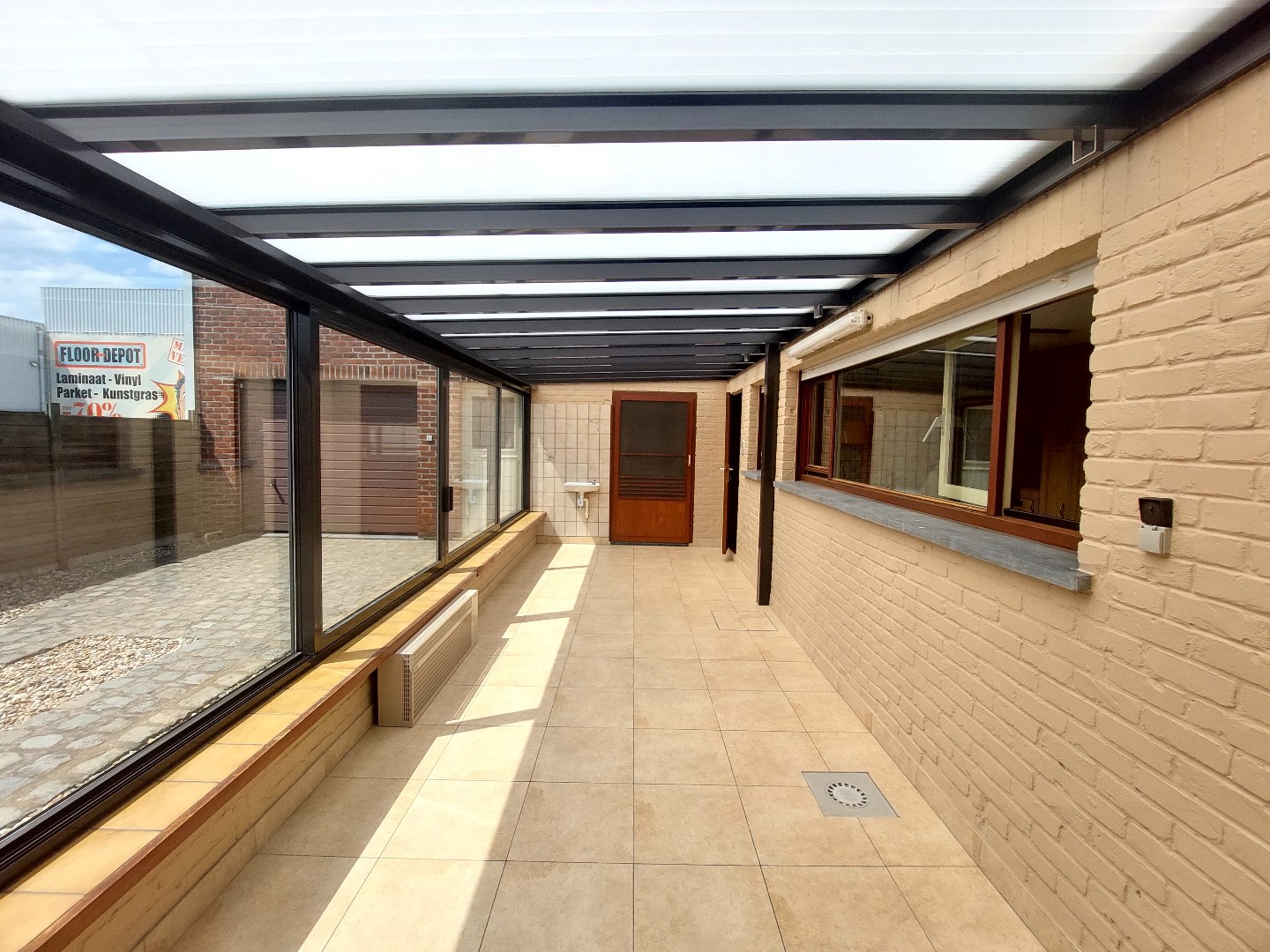 Halfopen bebouwing met ruime tuin en garage 