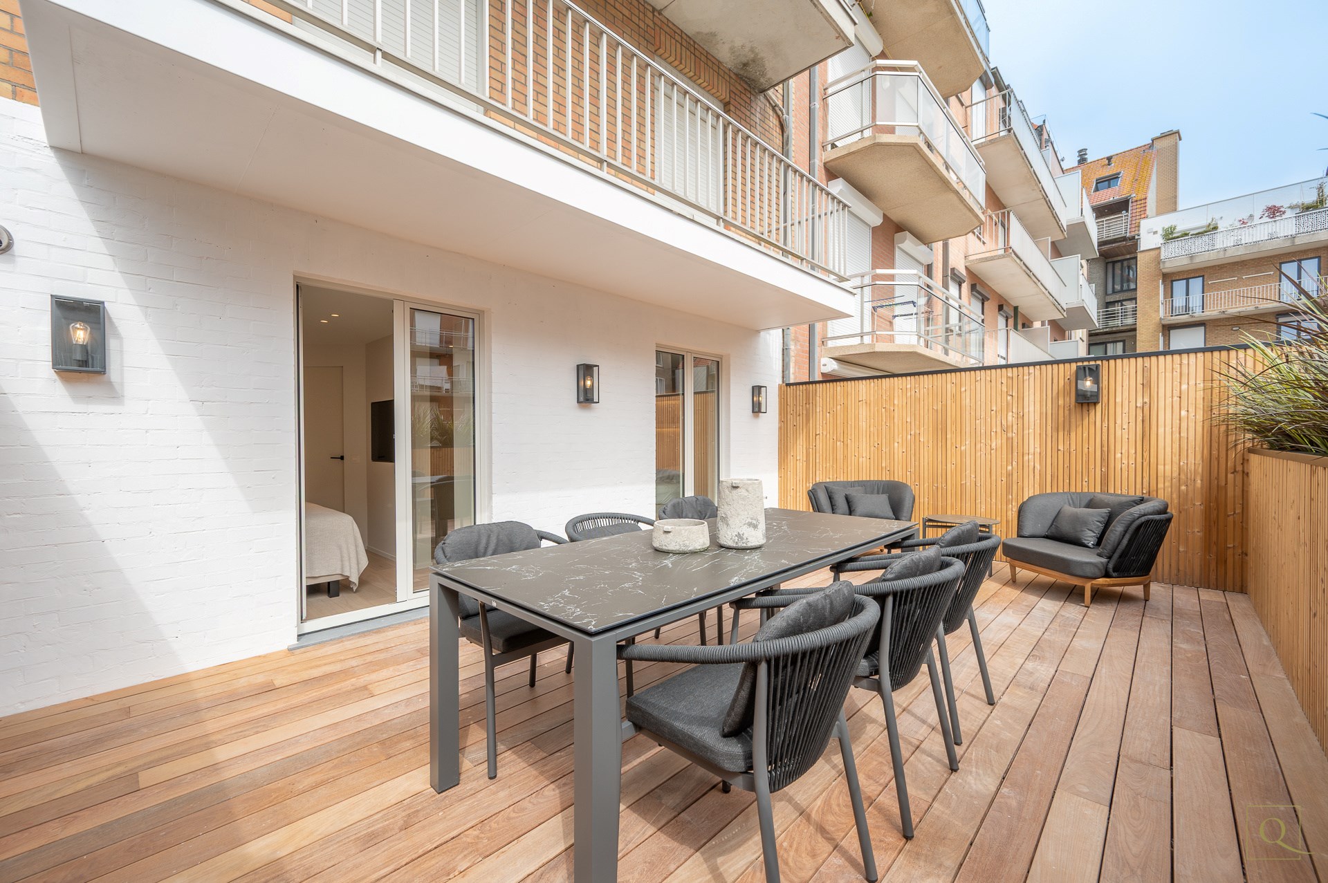 Appartement de luxe &#233;l&#233;gamment r&#233;nov&#233; avec deux terrasses ensoleill&#233;es &#224; proximit&#233; de la plage et des commerces. 