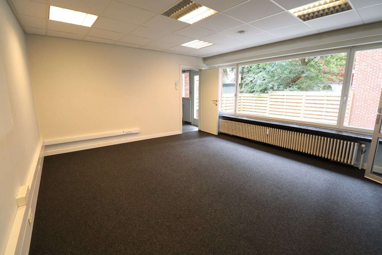 Ruim handelspand (+/- 400m&#178;) te huur gelegen op TOPLOCATIE in Geel! 