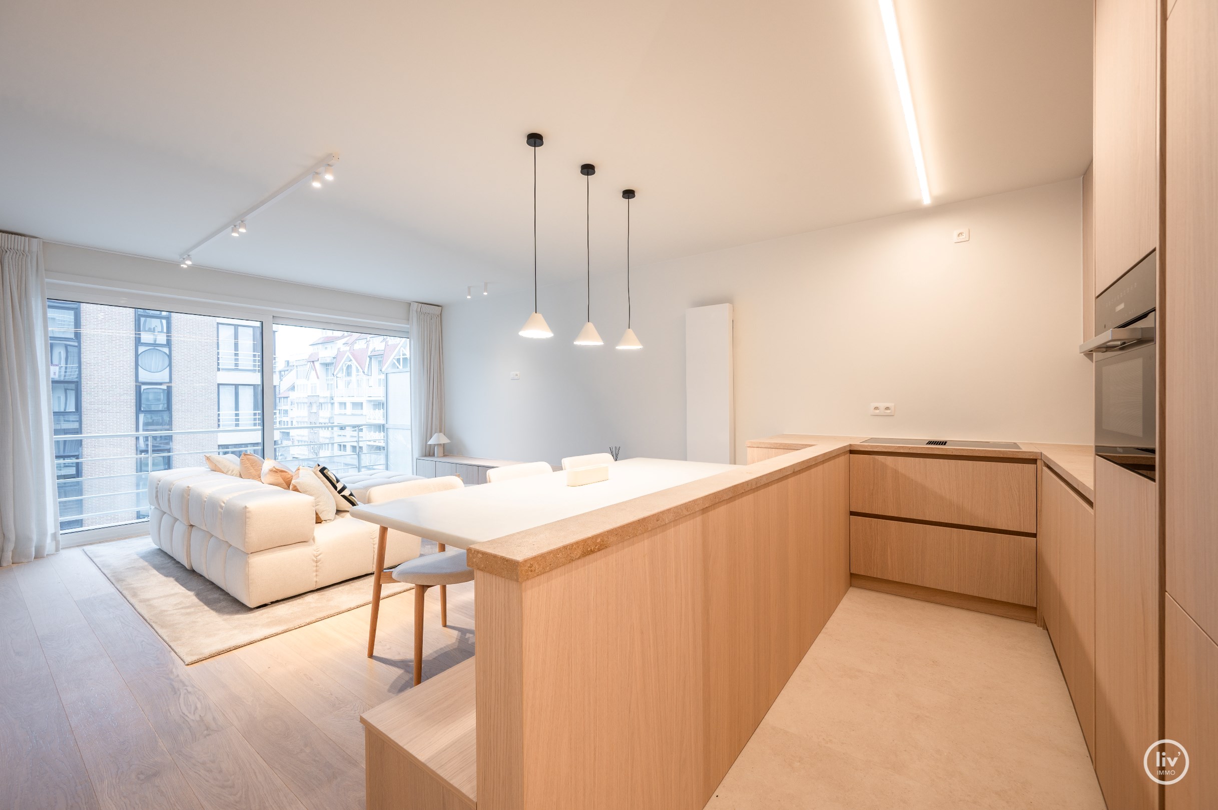 Magnifique appartement r&#233;nov&#233; de 3 chambres avec une agr&#233;able terrasse ensoleill&#233;e situ&#233; &#224; proximit&#233; de l&#39;avenue Lippens &#224; Knokke. 