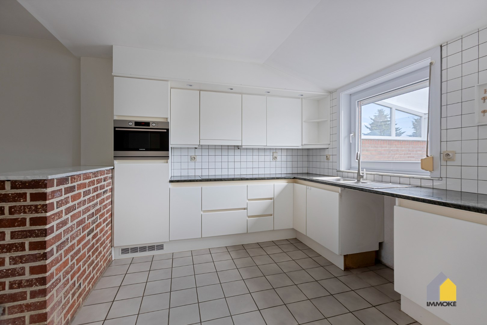 Halfvrijstaande woning met 3 slpks en grote polyvalente ruimte op perceel van 5 a 25 ca. 