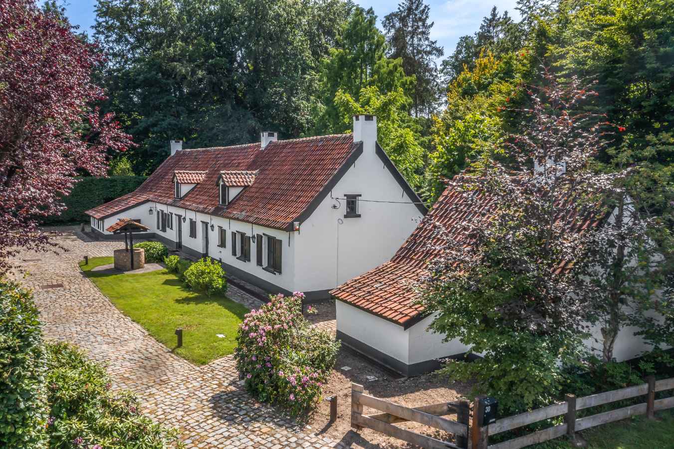 Authentieke hoeve in uitzonderlijke conditie op een perceel van 5.263 m&#178; te Malle aangrenzend aan bosrijk gebied. 