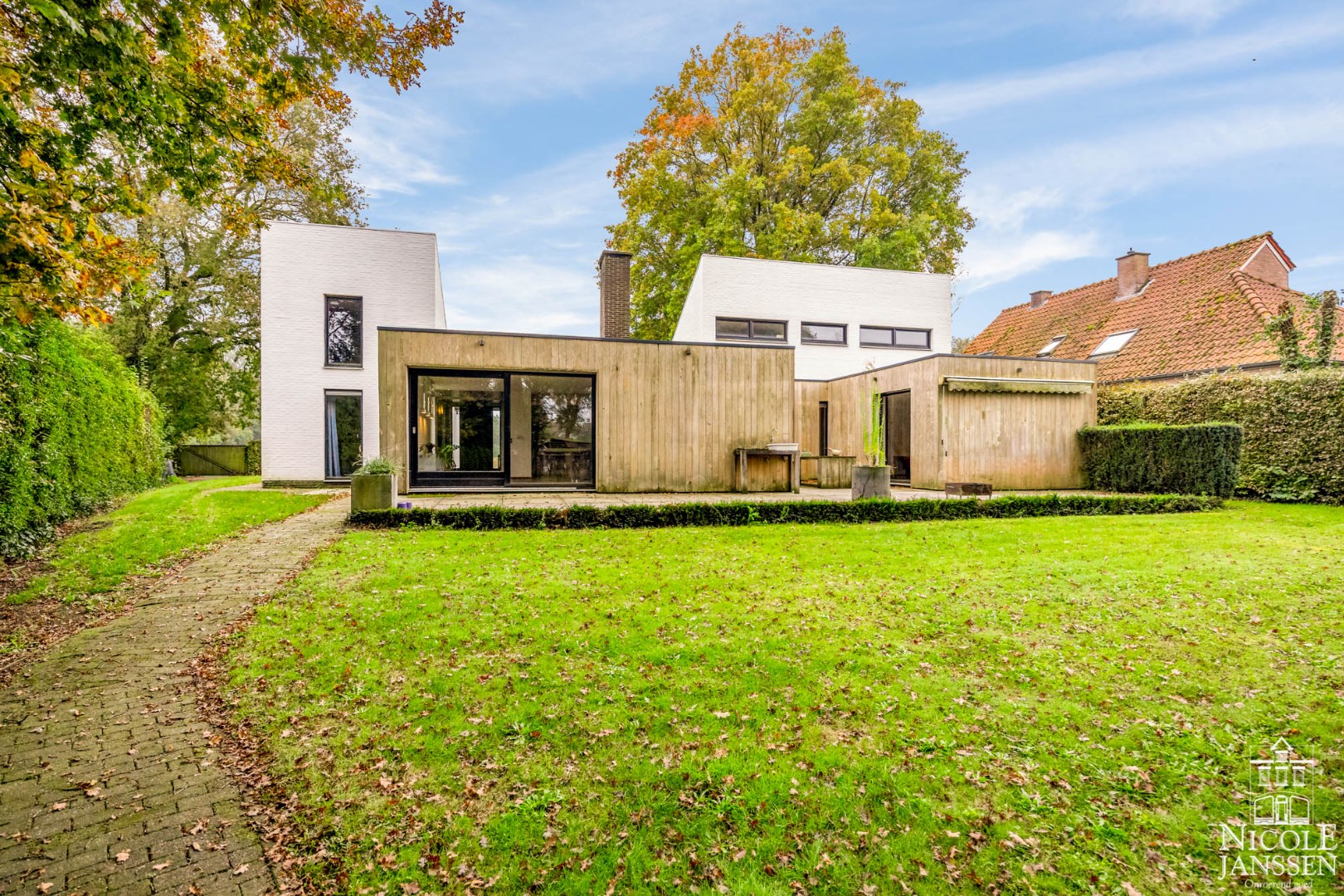 Moderne gezinswoning met mooi terras en vrij uitzicht aan voor- en achterzijde 