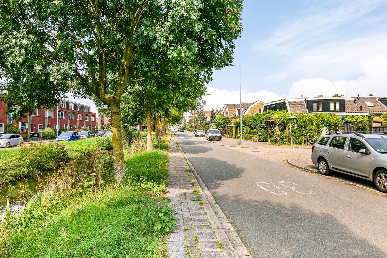 Op zoek naar een karakteristieke  jaren &#39;30 woning? Dan is dit uw kans:  4-kamer uitgebouwde tussenwoning met moderne keuken, 3 slaapkamers, ruime tuin en gelegen op eigen grond! 