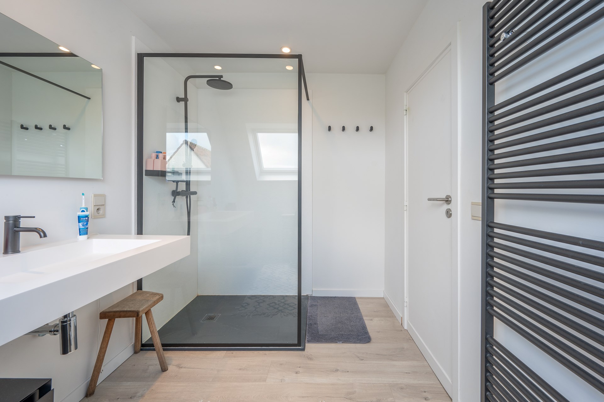 Uitzonderlijke en gerenoveerde eigendom ( 5.510 m&#178; grond ) vlakbij het centrum van Knokke-Heist en toch genietend van een uitzonderlijk open zicht over de Knokse Polders. 