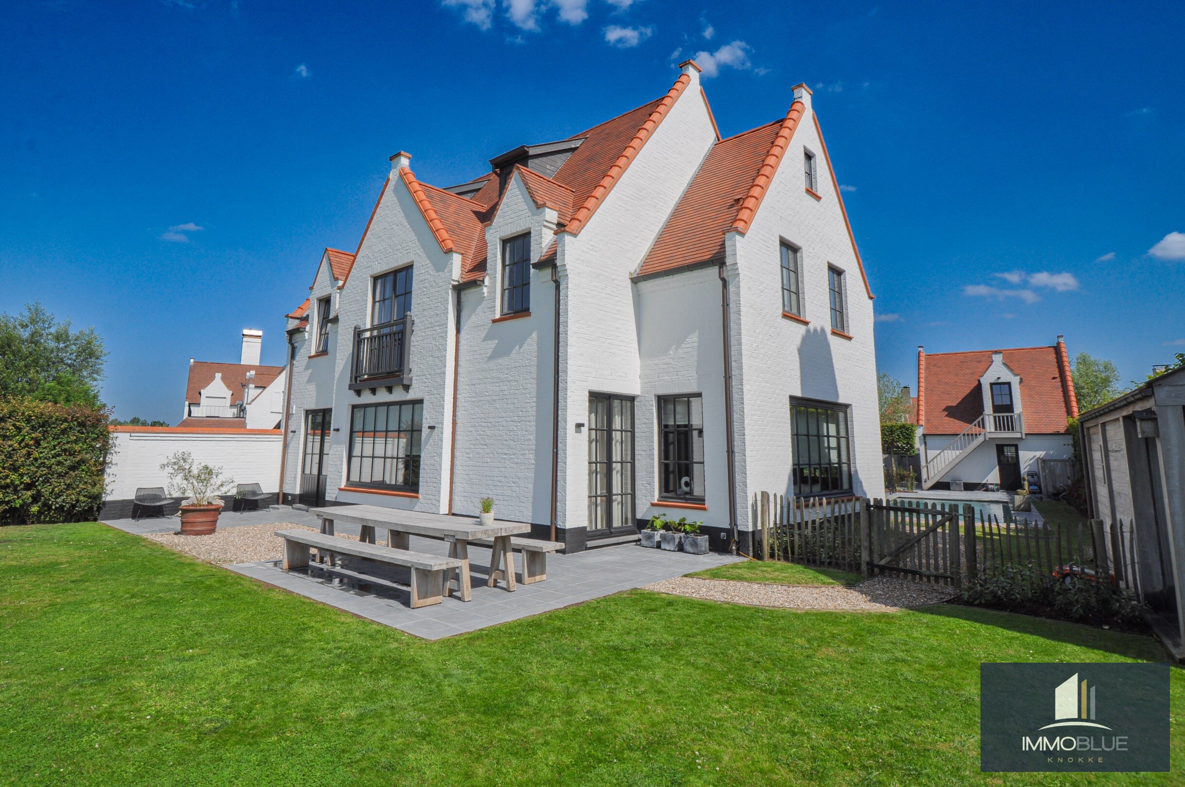 Villa &#233;l&#233;gante, pr&#234;te &#224; emm&#233;nager, avec piscine et une vue imprenable sur les polders. 