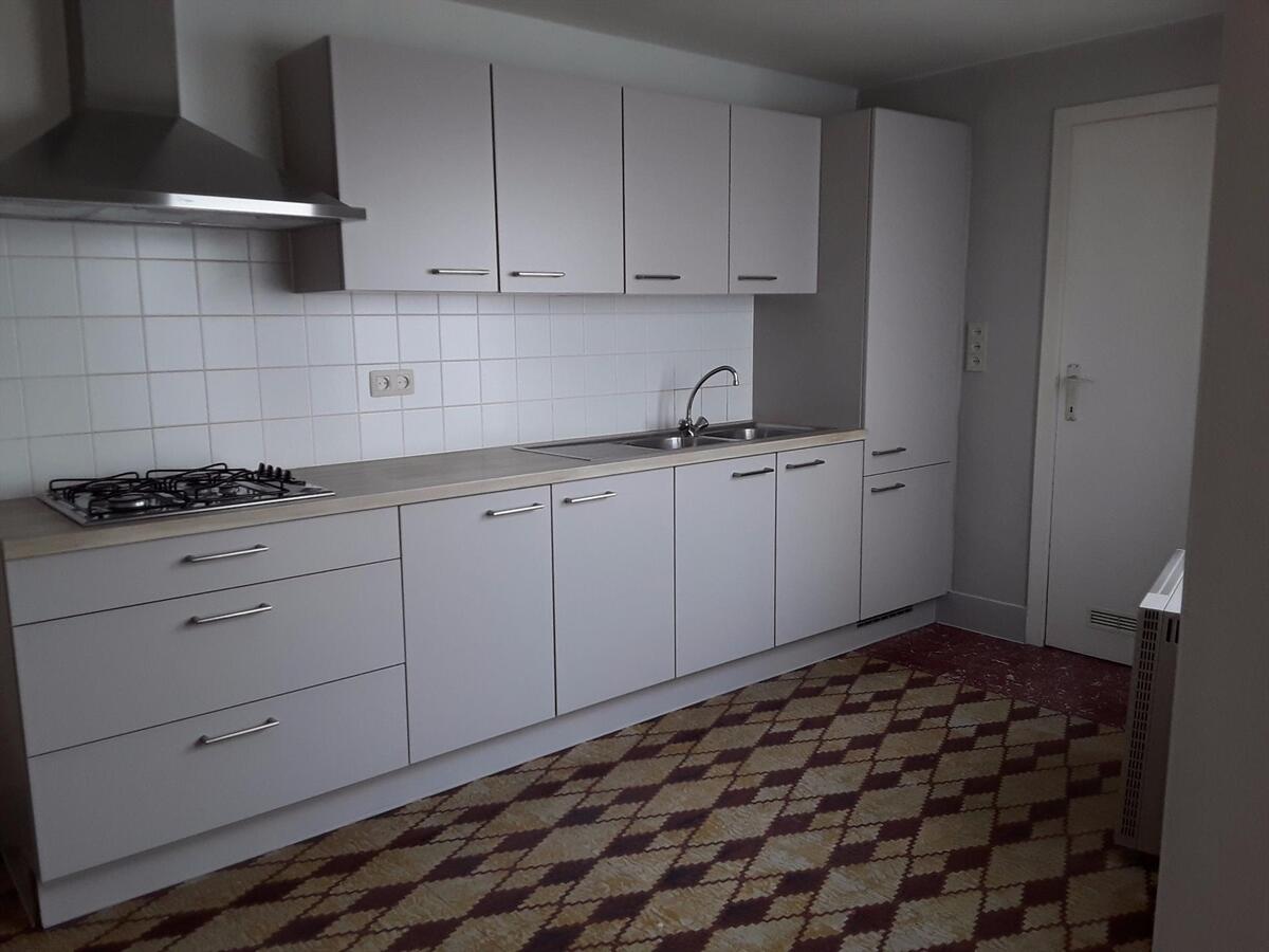 Woning met 2 slaapkamers en koer te Roeselare 