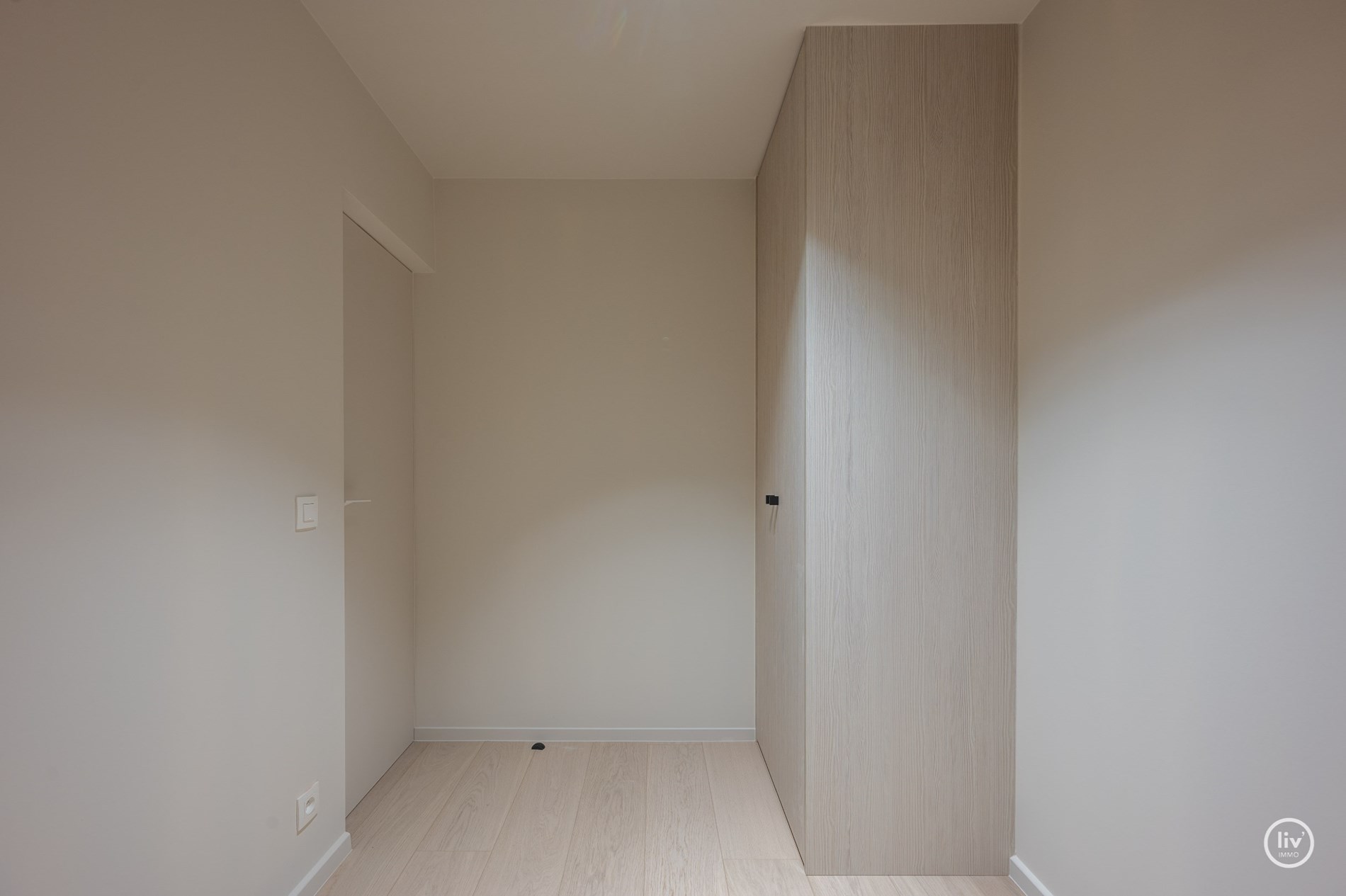 Smaakvol gerenoveerd 3-slaapkamer appartement gelegen op de Kustlaan, vlakbij het Lichttorenplein en het Driehoeksplein te Knokke. 