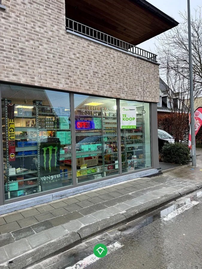Centraal gelegen handelsruimte met 3 autostandplaatsen te Izegem 