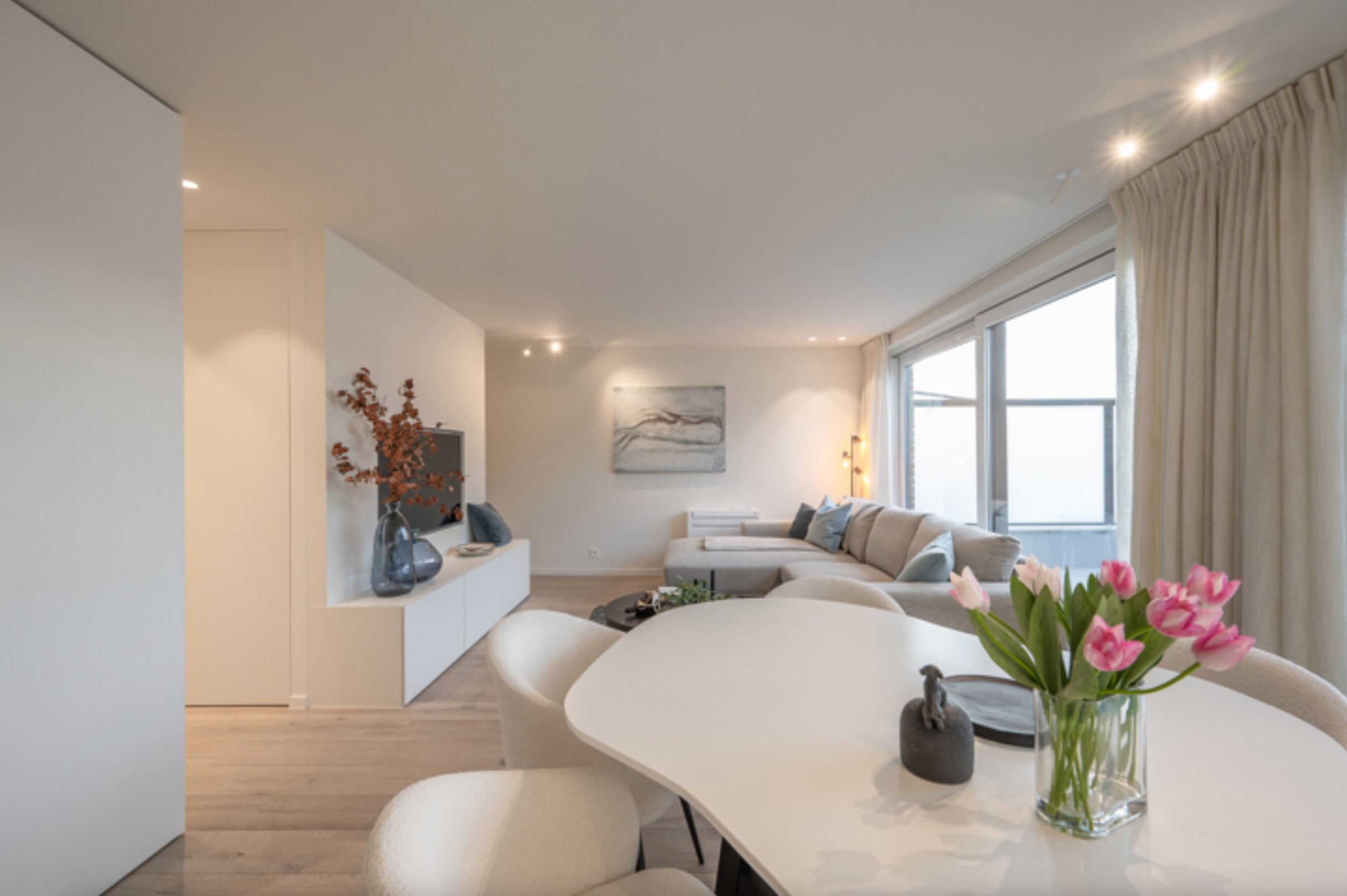 Integraal gerenoveerd dak-appartement met zonne-terrassen op 20 meter wandelafstand van de zeedijk-Albertstrand. 