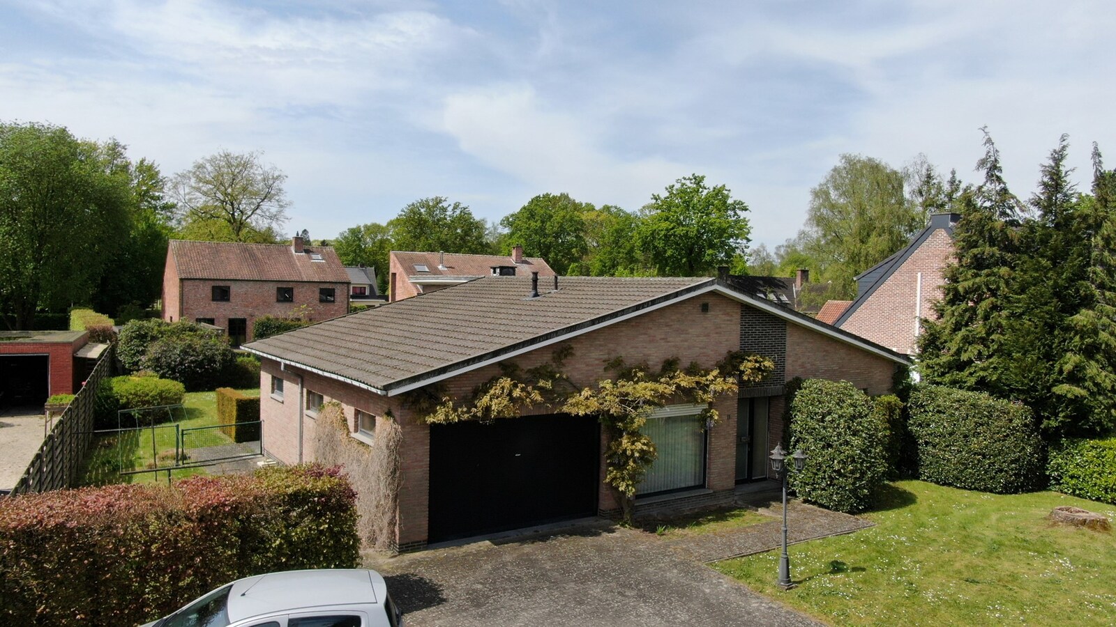 Gelijvloersvilla in de Bloemenwijk op een perceel van 779 m&#178; met ZW-tuin. 