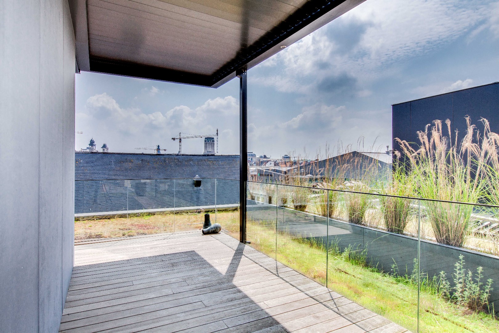 Unieke en lichtrijke penthouse ( Skybox)  met zicht op de 3 torens  nabij de Kouter 