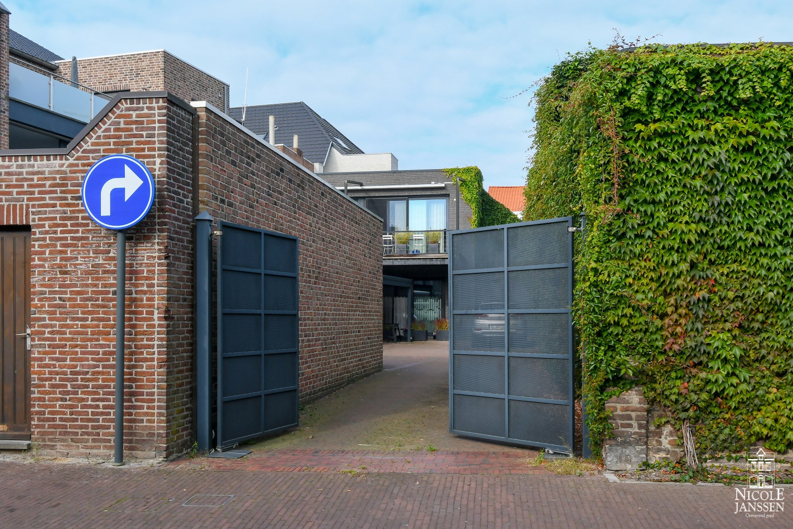 Afgesloten met een automatische poort