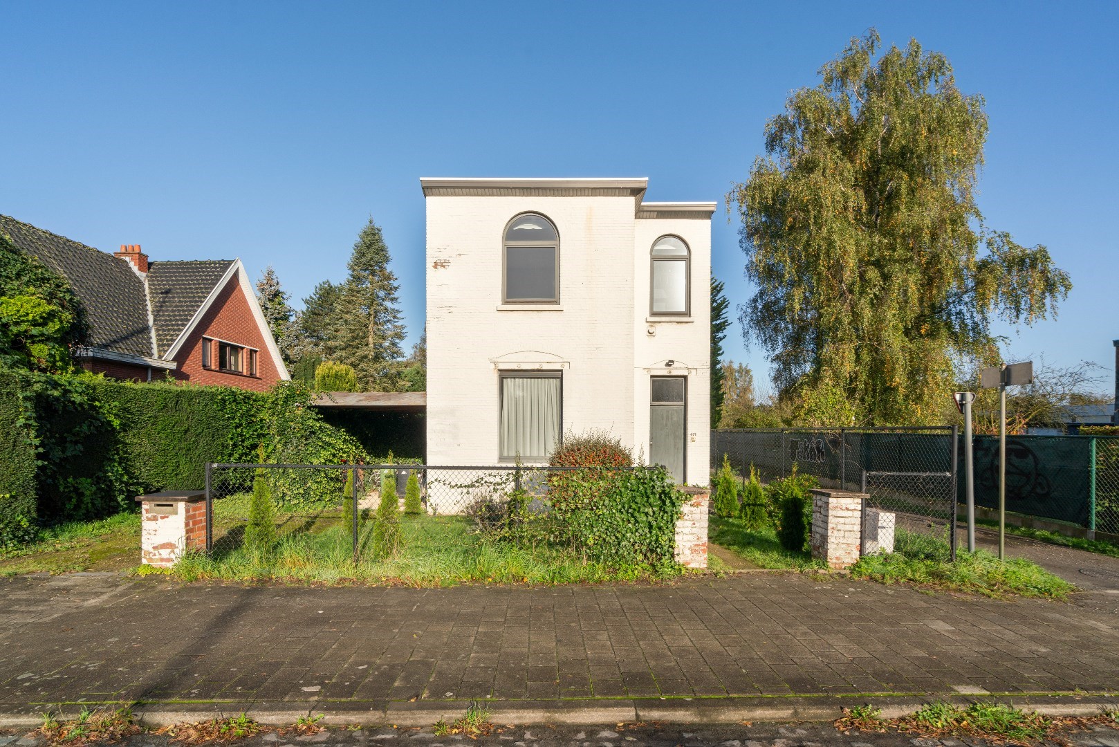 Te renoveren woning met drie slaapkamers in groene omgeving 